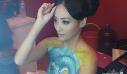 人体彩绘视频,流动的色彩与身体的对话